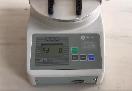 如何使用扭力測試儀的精度調節器?